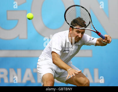 Alex Bogdanovic della Gran Bretagna in azione contro Dmitry Tursunov durante l'AEGON International al Devonshire Park, Eastbourne. Foto Stock
