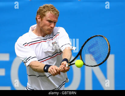 Il russo Dmitry Tursunov in azione contro Alex Bogdanovic durante l'AEGON International al Devonshire Park, Eastbourne. Foto Stock