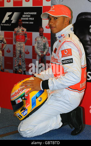 Motor Racing - Lewis Hamilton fotocall - sede di Abbey. McLaren Mercedes' Lewis Hamilton durante una fotocall con il suo nuovo casco presso la sede di Abbey, Londra. Foto Stock