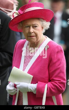 Corse ippiche - il Royal Ascot Meeting 2009 - giorno due - Ippodromo Ascot. La regina Elisabetta ll all'ippodromo di Ascot, Berkshire Foto Stock