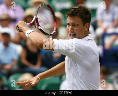 Alex Bogdanovic della Gran Bretagna in azione contro Dmitry Tursunov durante l'AEGON International al Devonshire Park, Eastbourne. Foto Stock