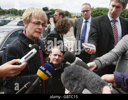 Il Ministro dello sviluppo sociale Margaret Ritchie parla ai media mentre 100 rumeni costretti a lasciare le loro case nella zona di Lisburn Road, nel sud della città, da razzisti arrivano al centro di ozono a Belfast. Foto Stock