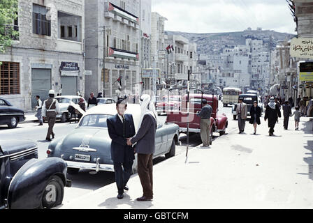 Geografia / viaggio, Giordania, Amman, scena stradale, pedoni e auto parcheggiate, 1955, diritti aggiuntivi-clearences-non disponibile Foto Stock