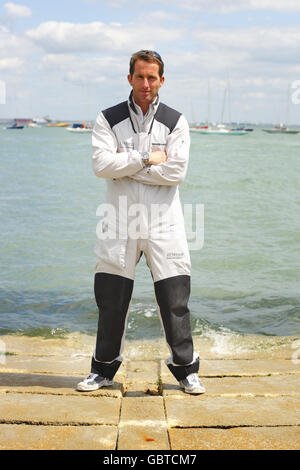 Medaglia d'oro triplicata olimpica, ben Ainslie della Gran Bretagna sullo scivolo durante una Photocall Round the Island Race al Island Sailing Club di Cowes, Isola di Wight. Foto Stock