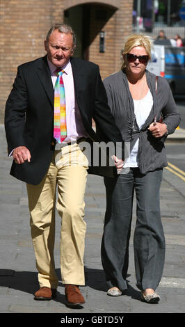 Leigh Baker, 50 anni, e sua moglie Rachel, 43 anni, di Boundary Way, Glastonbury, arrivano a Bristol Crown Court, incaricato di un unico conteggio di pervertire il corso di giustizia relativo alla forgiatura o alla documentazione nel gennaio 2007. Foto Stock