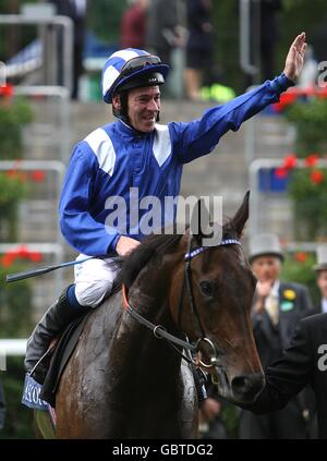 Jockey Richard Hills festeggia dopo aver vinto i Coronation Stakes a Ghanaati presso l'ippodromo di Ascot, Berkshire Foto Stock