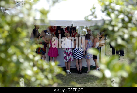 Le Signore aspettano al bar durante il quarto giorno del Royal Ascot all'ippodromo di Ascot, Berkshire. Foto Stock