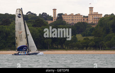 Sir ben Ainslie, medaglia d'oro alle tripli Olimpiadi, si mette a contatto con il catamarano Team Origin Extreme 40 sul Solent, vicino a Cowes, Isola di Wight. Foto Stock