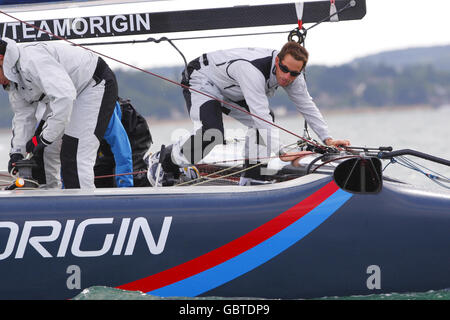 Vela - Round the Island Preview - ben Ainslie Photocall - Island Sailing Club. Il medaglia d'oro delle tre Olimpiadi ben Ainslie si mette in contatto con il catamarano Team Origin Extreme 40 sul Solent vicino Cowes, Isola di Wight. Foto Stock