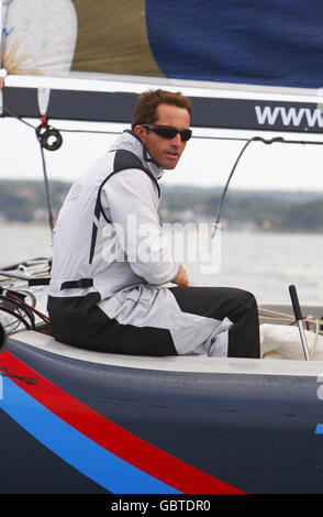 Vela - Round the Island Preview - ben Ainslie Photocall - Island Sailing Club. Il medaglia d'oro delle tre Olimpiadi ben Ainslie si mette in contatto con il catamarano Team Origin Extreme 40 sul Solent vicino Cowes, Isola di Wight. Foto Stock