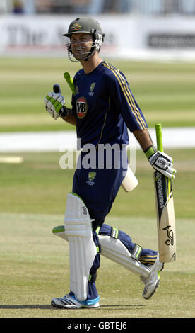 Cricket - sessione di formazione in Australia - County Ground. Il capitano australiano del cricket Ricky Ponting durante una sessione di addestramento al terreno della contea, Hove, Sussex. Foto Stock