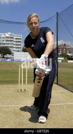 Inghilterra e Sussex spin bowler Holly Colvin pone con il 'Chic', il primo pipistrello progettato specificamente per la donna, presso il County Ground, Hove. Foto Stock