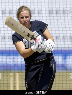 Cricket - Chic Bat svela - County Ground. Inghilterra e Sussex spin bowler Holly Colvin prova il 'Chic', il primo pipistrello progettato appositamente per la donna, al County Ground, Hove. Foto Stock