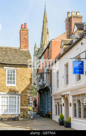 Vista della Chiesa di tutti i santi la guglia dal luogo di mercato, Oakham, Rutland, Inghilterra Foto Stock