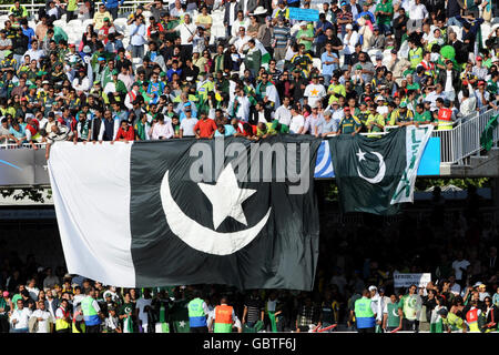 Cricket - ICC World Twenty20 Cup 2009 - finale - Pakistan / Sri Lanka - Lord's. I tifosi pakistani si acclamano al loro fianco nei supporti Foto Stock