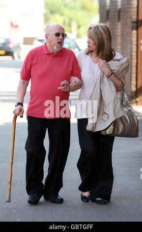 Ian McNicol (a sinistra), padre dell'adolescente assassinato Dinah McNicol, di Tillingham, Essex arriva a Chelmsford Crown Court, con sua figlia Laura, Chelmesford Essex. Foto Stock