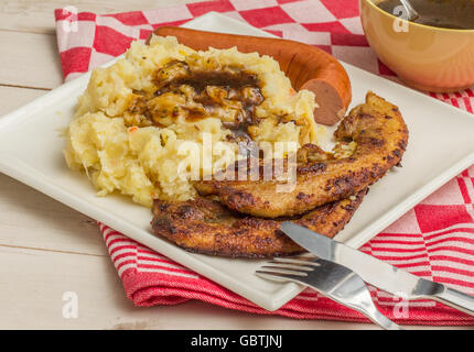 Tipico piatto olandese zuurkool crauti con carne di maiale, pancetta, salsiccia affumicata e salsa Foto Stock