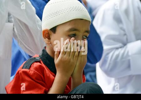 Nagaon, India. 07 Luglio, 2016. Un ragazzo musulmano durante la preghiera comunitaria in occasioni di Eid-Ul- Fitre in Nagaon, una città del nord-est dello stato indiano Assam sulla mattina di oggi. Credito: Simanta Talukdar/Pacific Press/Alamy Live News Foto Stock