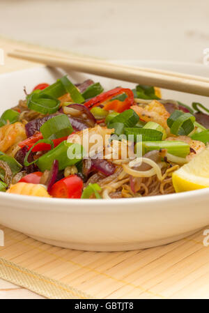 Pad Thai con tagliatelle, pepe rosso e gamberi Foto Stock