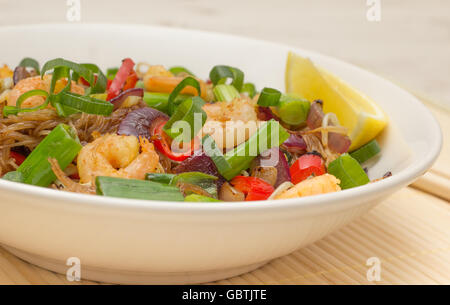 Pad Thai con tagliatelle, pepe rosso e gamberi Foto Stock