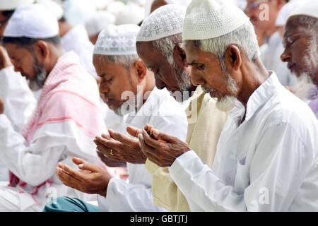 Nagaon, India. 07 Luglio, 2016. I musulmani assiste la preghiera comunitaria in occasioni di Eid-Ul- Fitre in Nagaon, una città del nord-est dello stato indiano Assam sulla mattina di oggi. Credito: Simanta Talukdar/Pacific Press/Alamy Live News Foto Stock