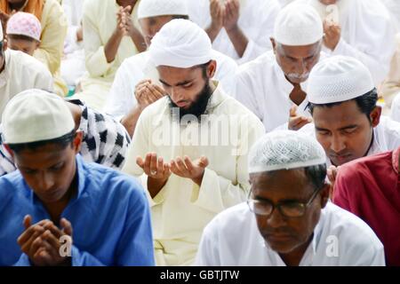 Nagaon, India. 07 Luglio, 2016. I musulmani assiste la preghiera comunitaria in occasioni di Eid-Ul- Fitre in Nagaon, una città del nord-est dello stato indiano Assam sulla mattina di oggi. Credito: Simanta Talukdar/Pacific Press/Alamy Live News Foto Stock