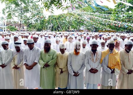 Nagaon, India. 07 Luglio, 2016. I musulmani assiste la preghiera comunitaria in occasioni di Eid-Ul- Fitre in Nagaon, una città del nord-est dello stato indiano Assam sulla mattina di oggi. Credito: Simanta Talukdar/Pacific Press/Alamy Live News Foto Stock