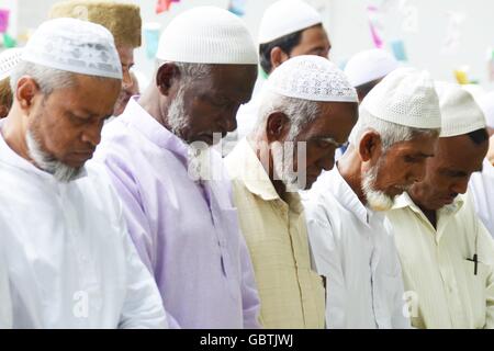 Nagaon, India. 07 Luglio, 2016. I musulmani assiste la preghiera comunitaria in occasioni di Eid-Ul- Fitre in Nagaon, una città del nord-est dello stato indiano Assam sulla mattina di oggi. Credito: Simanta Talukdar/Pacific Press/Alamy Live News Foto Stock