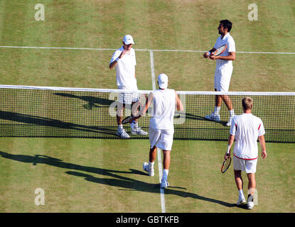 Il canadese Daniel Nestor (a sinistra) (in alto a destra) e il serbo Nenad Zimonjic con i loro avversari doppi Lukasz Kubot in Polonia e Oliver Marach in Austria durante i campionati di Wimbledon all'All England Lawn Tennis and Croquet Club, Wimbledon, Londra. Foto Stock