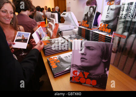 Gli ospiti possono vedere l'anteprima della mostra delle icone gay della National Portrait Gallery all'interno della galleria centrale di Londra. Foto Stock