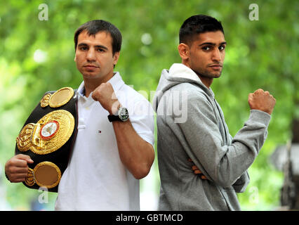 Andreas Kotelnik, campione mondiale di peso leggero del WBA, si presenta con Amir Khan (a destra) della Gran Bretagna durante la conferenza stampa al Landmark Hotel di Londra. Foto Stock