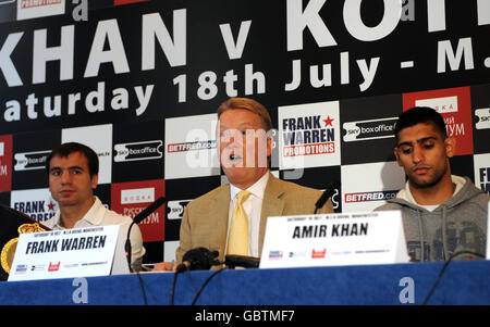 Il promotore Frank Warren (al centro) parla ai media affiancati da Amir Khan (a destra) e da Andreas Kotelnik, campione mondiale di pesi leggeri del WBA, durante la conferenza stampa al Landmark Hotel di Londra. Foto Stock