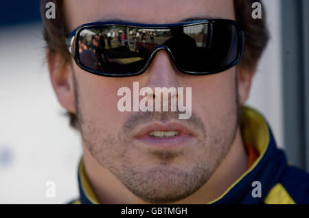 Fernando Alonso della Renault durante la sessione di qualificazione ad Albert Park, Melbourne, Australia. Foto Stock