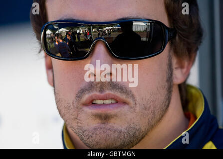 Fernando Alonso della Renault durante la sessione di qualificazione ad Albert Park, Melbourne, Australia. Foto Stock