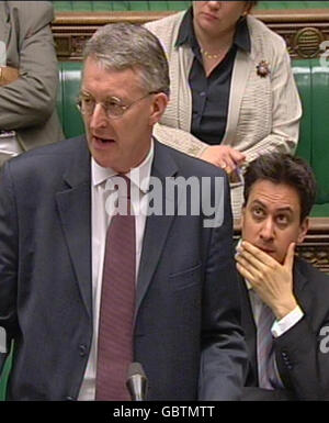 Il Segretario per l'ambiente Hilary Benn parla alla Camera dei Comuni del cambiamento climatico. Foto Stock