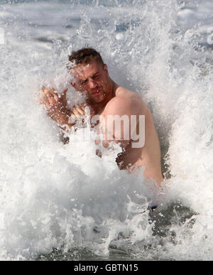 Jamie Heaslip dei Lions in mare durante una fotocellula a North Beach, Durban, Sud Africa. Foto Stock