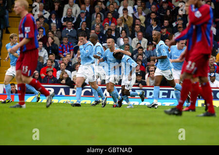 Nicolas Anelka (no39) di Manchester City festeggia dopo il suo obiettivo di apertura Contro il Palazzo di Cristallo Foto Stock