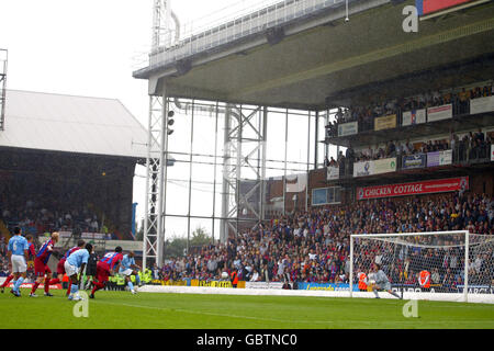 Nicolas Anelka di Manchester City segna il suo secondo gol contro Crystal Palazzo dal punto di penalità Foto Stock