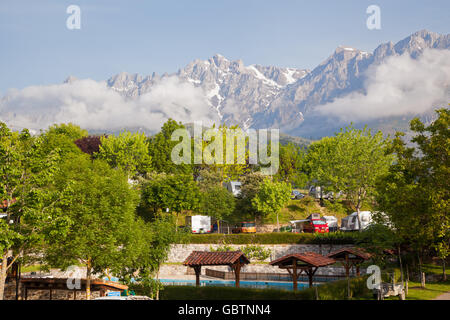 Vista dal campeggio La Viorna nella cittadina spagnola di Potes delle montagne innevate del Parco Nazionale Picos de Europa Spagna settentrionale Foto Stock