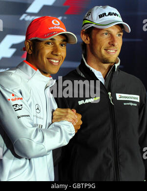 Jenson Button della Brawn e Lewis Hamilton della McLaren durante una conferenza stampa durante il Paddock Day a Silverstone, Northamptonshire. Foto Stock