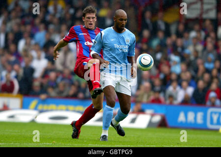 Nicolas Anelka (r) della città di Manchester e Mark Hudson del Crystal Palace (l) battaglia per la palla Foto Stock