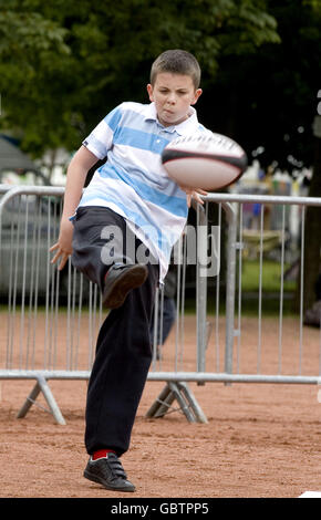 Rugby Union - Mela Festival - Kelvingrove Park. I bambini si divertono un po' di Rugby durante il Mela Festival, Kelvingrove Park, Glasgow. Foto Stock