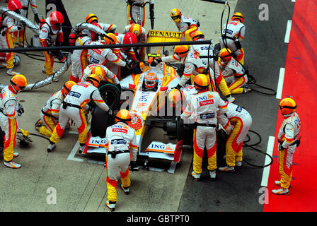 Nelson Piquet della Renault durante una sosta ai box durante il Gran Premio di Gran Bretagna a Silverstone, nel Northamptonshire. Foto Stock