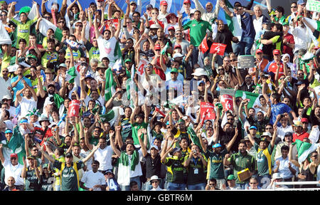 I fan festeggiano dopo che il Pakistan ha battuto lo Sri Lanka durante la finale del Mondiale ICC Twenty20 a Lords, Londra. Foto Stock