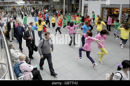 I pendolari dell'ora di punta alla stazione Connolly di Dublino si trovano di fronte a una folla di ballerini al lancio del programma Kilkenny Arts Festival 2009. Foto Stock