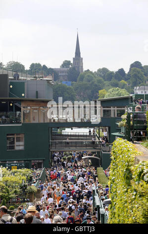 Tennis - 2009 Wimbledon Championships - Day One - The All England Lawn Tennis and Croquet Club. Una vista della folla durante i Campionati di Wimbledon 2009 all'All England Lawn Tennis and Croquet Club, Wimbledon, Londra. Foto Stock