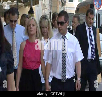Un videograb di (da L-R) Paul Wood, steppather, Ruth Beatson, Sharon Wood, madre e Neil Shepherd, padre di Christianne Shepherd, sette, e suo fratello Robert, sei, che sono stati gassati a morte in una tragedia di festa quasi tre anni fa a Corfù. La famiglia ha colpito fuori dopo la loro attesa di giustizia è stata prolungata per altri sei mesi. Foto Stock