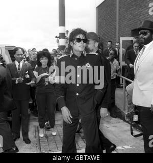 La star pop Michael Jackson arriva all'aeroporto di Heathrow in stretta sicurezza per l'inizio del suo tour britannico. Foto Stock