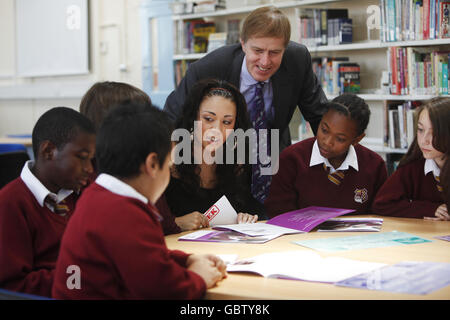 Cantante e reality star della TV Mutya Buena (3° a destra) e MP per East Ham e Segretario finanziario al Tesoro Stephen Timms (2° a destra) chiacchiera con i giovani consulenti (del National Children's Bureau) alla Langdon School a East London, Circa l'importanza di educazione finanziaria per il lancio My Money Week, che va dal 29 giugno al 5 luglio. Foto Stock