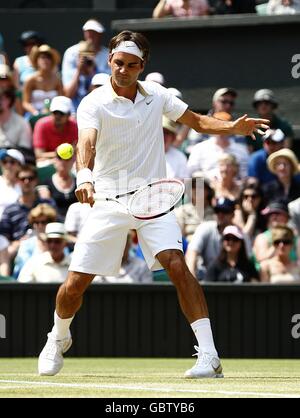 Roger Federer della Svizzera in azione contro Robin Soderling della Svezia durante I Campionati di Wimbledon 2009 presso l'All England Tennis Club Foto Stock